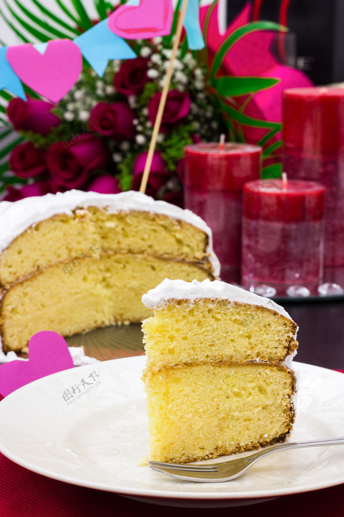 水果一块喜庆的柠檬蛋糕 蜡烛和一大束暗红色的玫瑰作为背景优雅奶油友谊日