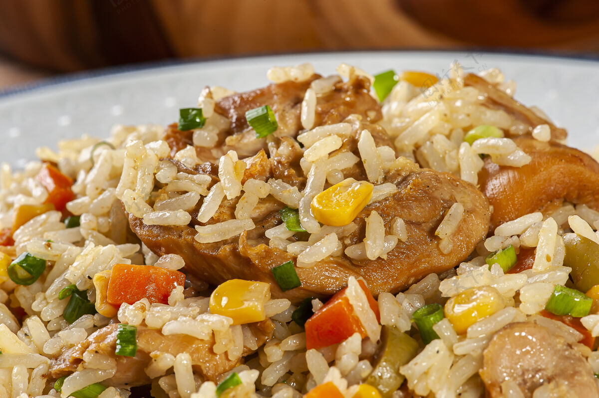 鸡蛋米饭配鸡肉 典型的巴西食物-加利纳达选择性聚焦午餐晚餐蔬菜
