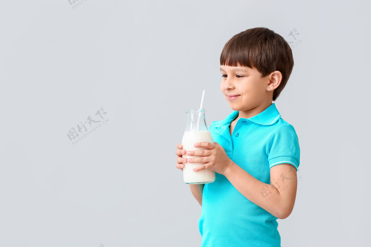 乳糖灯上有牛奶的小男孩牛奶新鲜瓶子