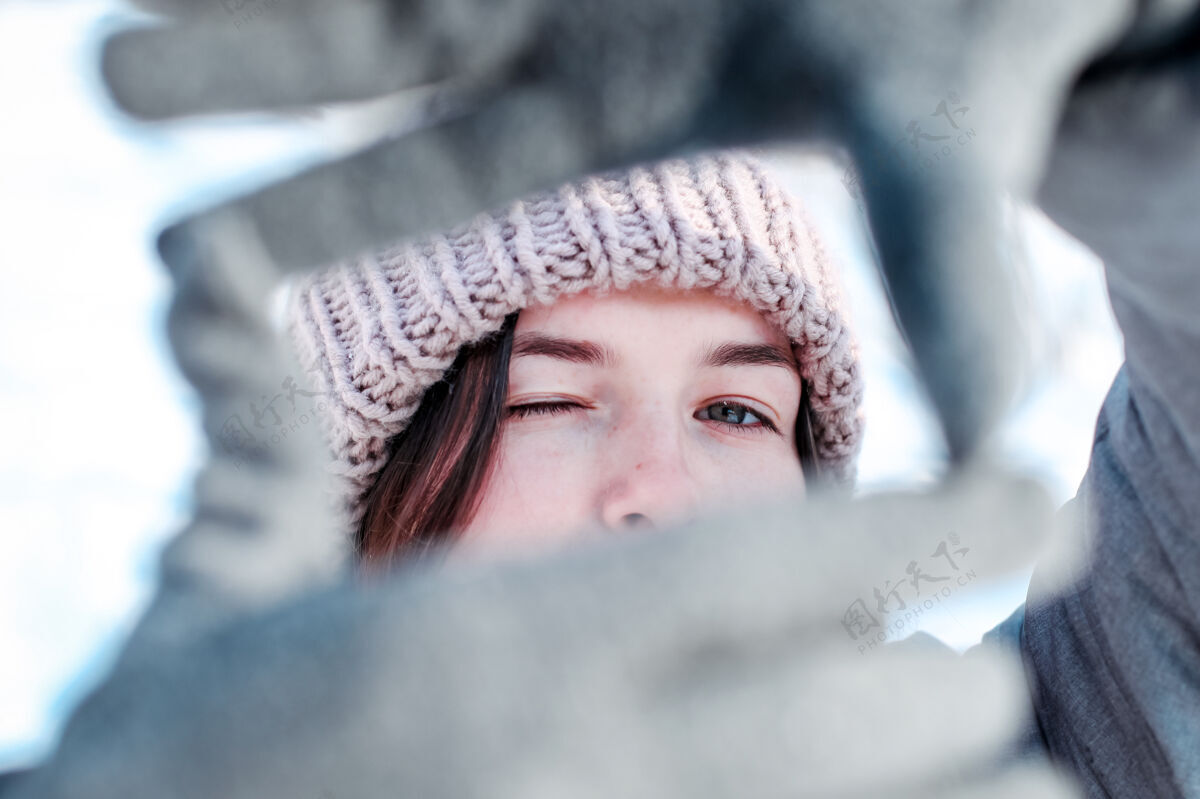 皮肤美丽的年轻女子笑容可掬 在雪季快乐旅行吹寒冷雪