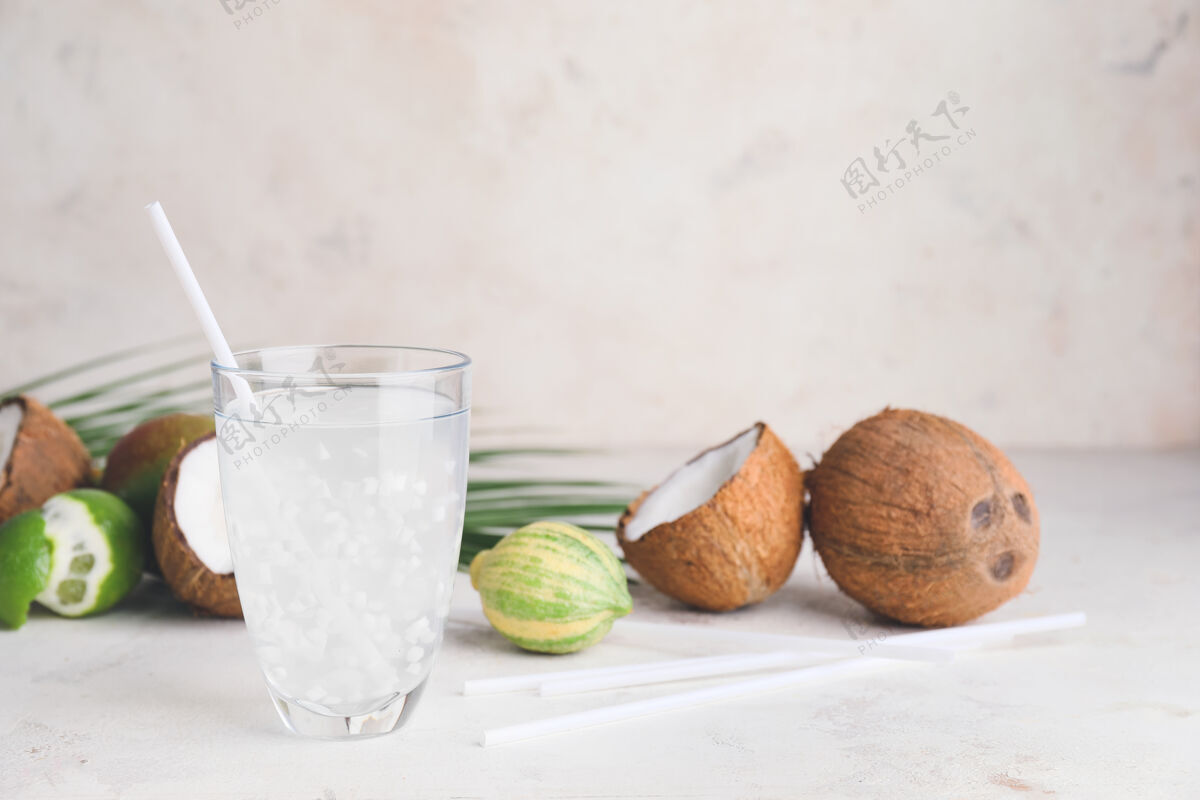 有机桌上放一杯新鲜的椰子水热带抗氧化剂可可