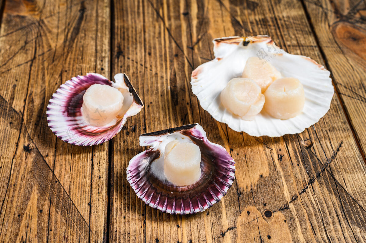 海鲜生海鲜扇贝肉放在木壳上桌面查看烹饪蛤蜊扇贝