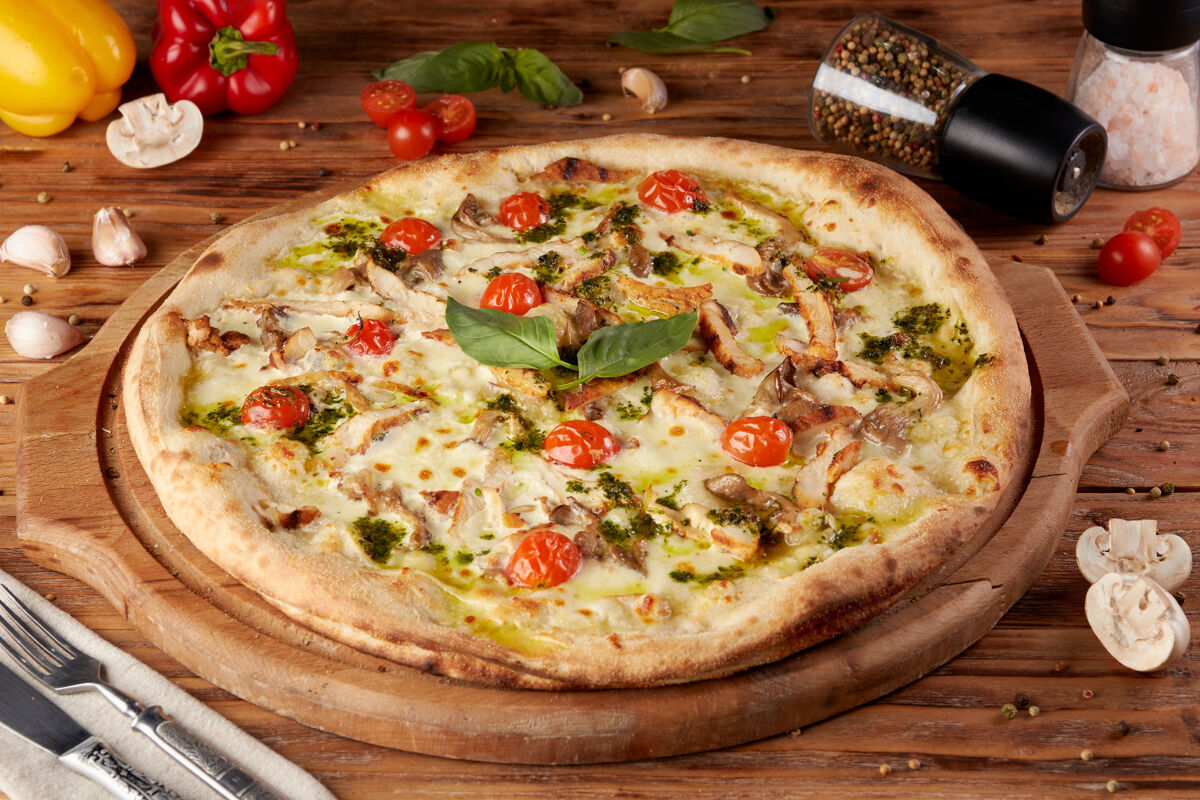 烘焙披萨 经典意大利披萨的变种 木制背景比萨饼海鲜沙司