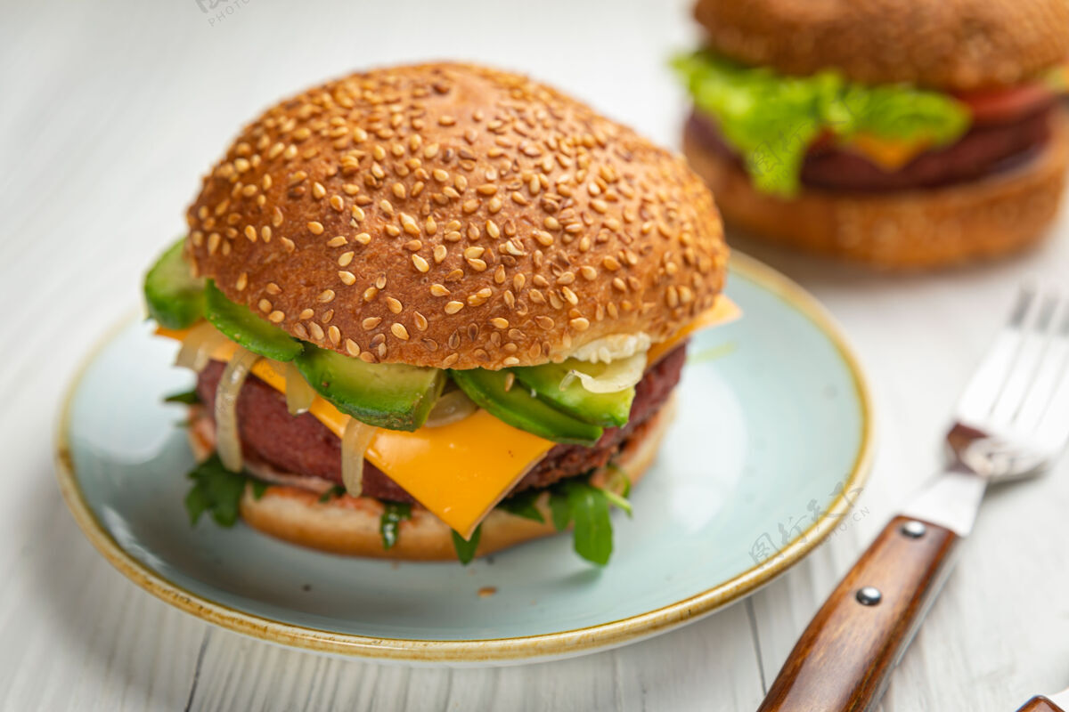 面包新鲜的汉堡包 有纯素的肉和蔬菜 撒上芝麻新鲜沙拉蔬菜