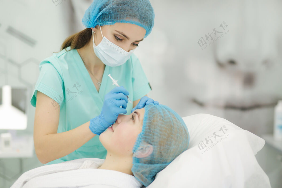 美容在诊所打针的女人专业机器设备