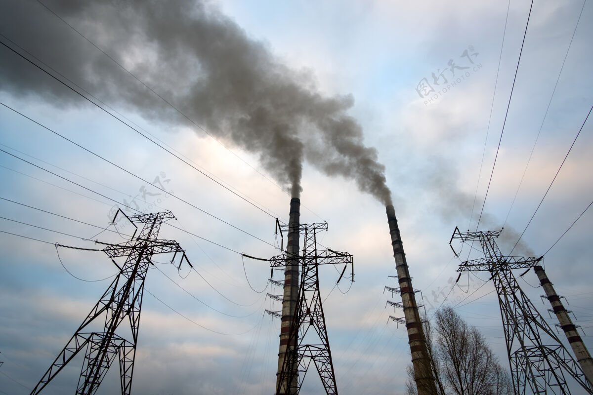 蒸汽高压输电线和煤电厂管道冒着黑烟 污染了大气全球变暖天空煤