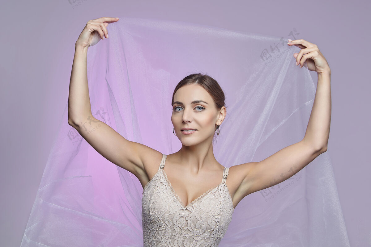 女性一位美丽的女芭蕾舞演员的肖像在粉色背景上芭蕾舞成人漂亮