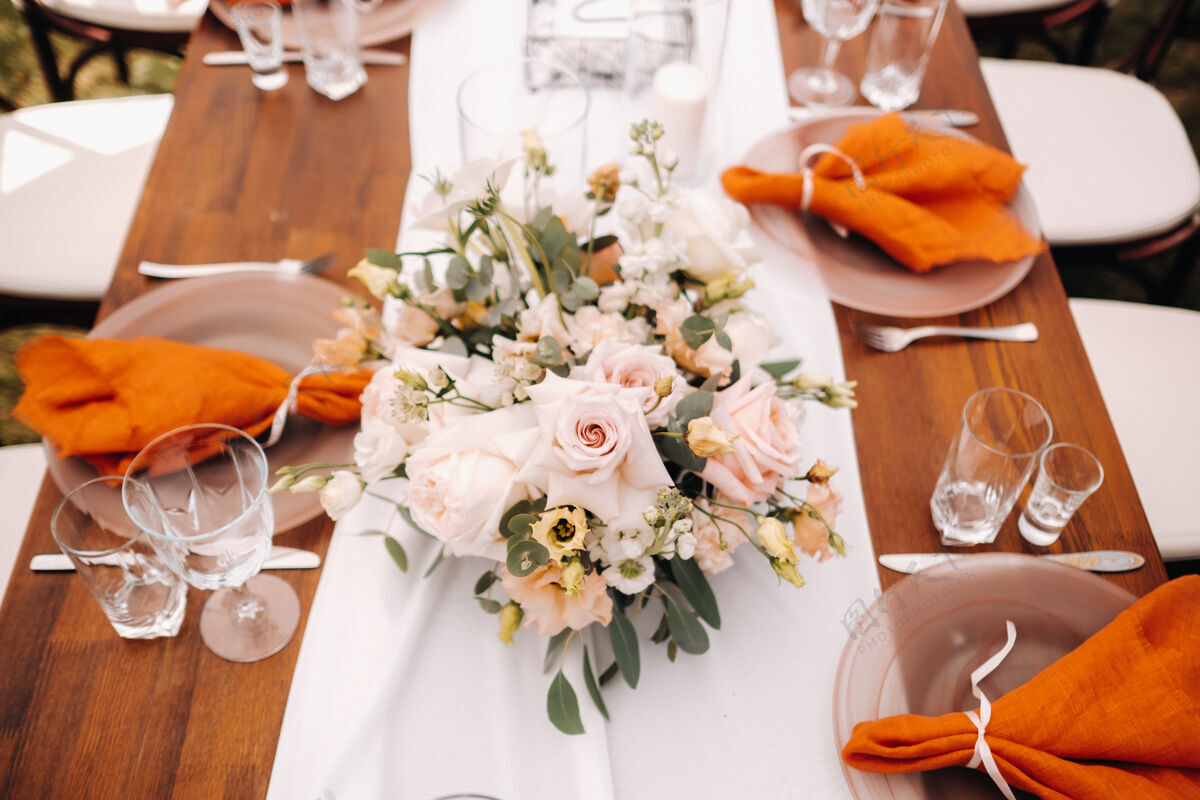 装饰婚宴桌上有鲜花装饰 餐桌装饰新娘玻璃庆典