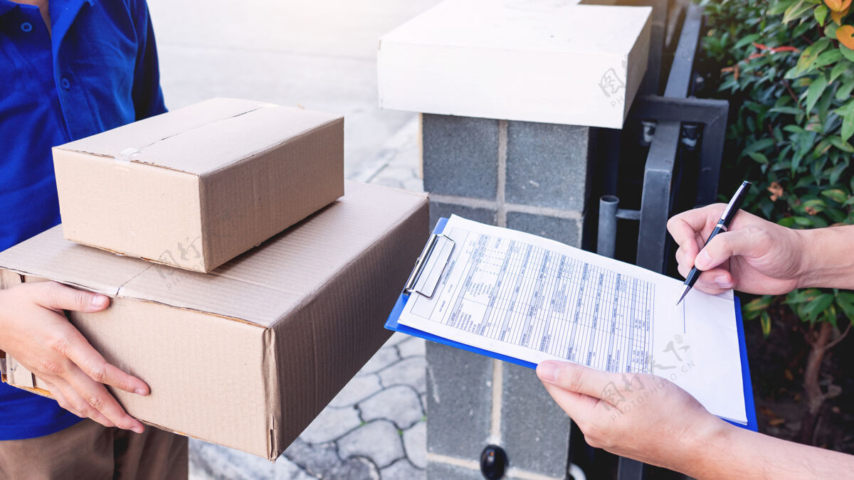 运输身穿蓝色制服的送货员为客户递包裹箱邮件申请送货员