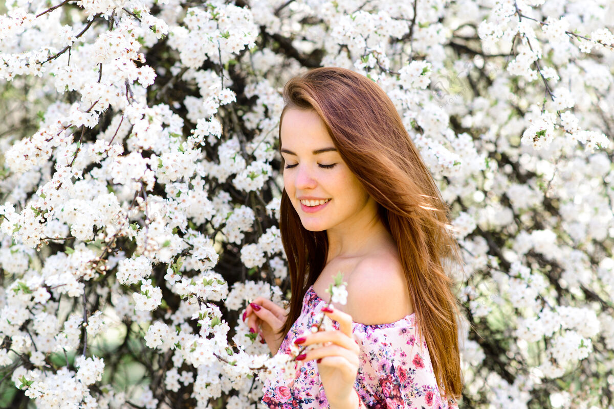 公园美丽的红发白衣少女画像 春花盛开肖像花快乐