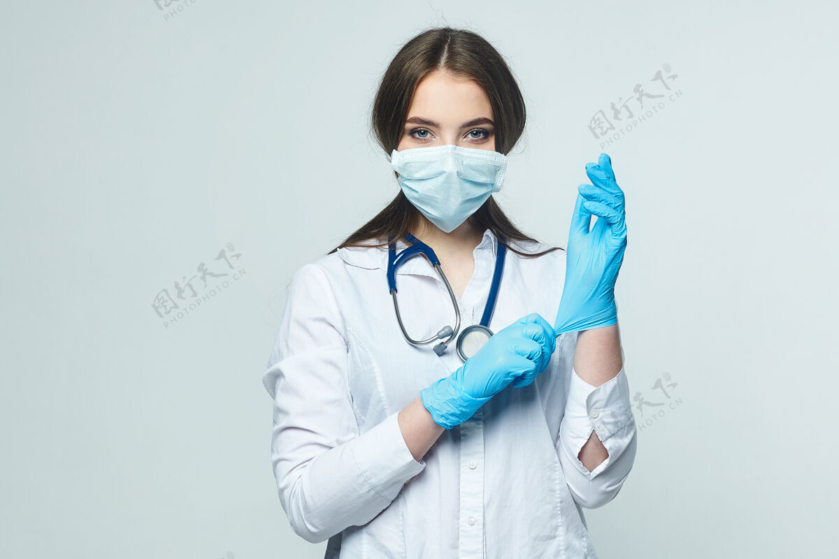 女性年轻女孩医生戴上防护手套防护保健健康