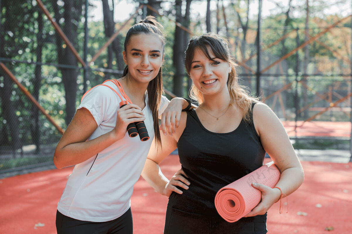 超重两位迷人的年轻女性微笑着早晨做减肥运动的写真户外运动运动员