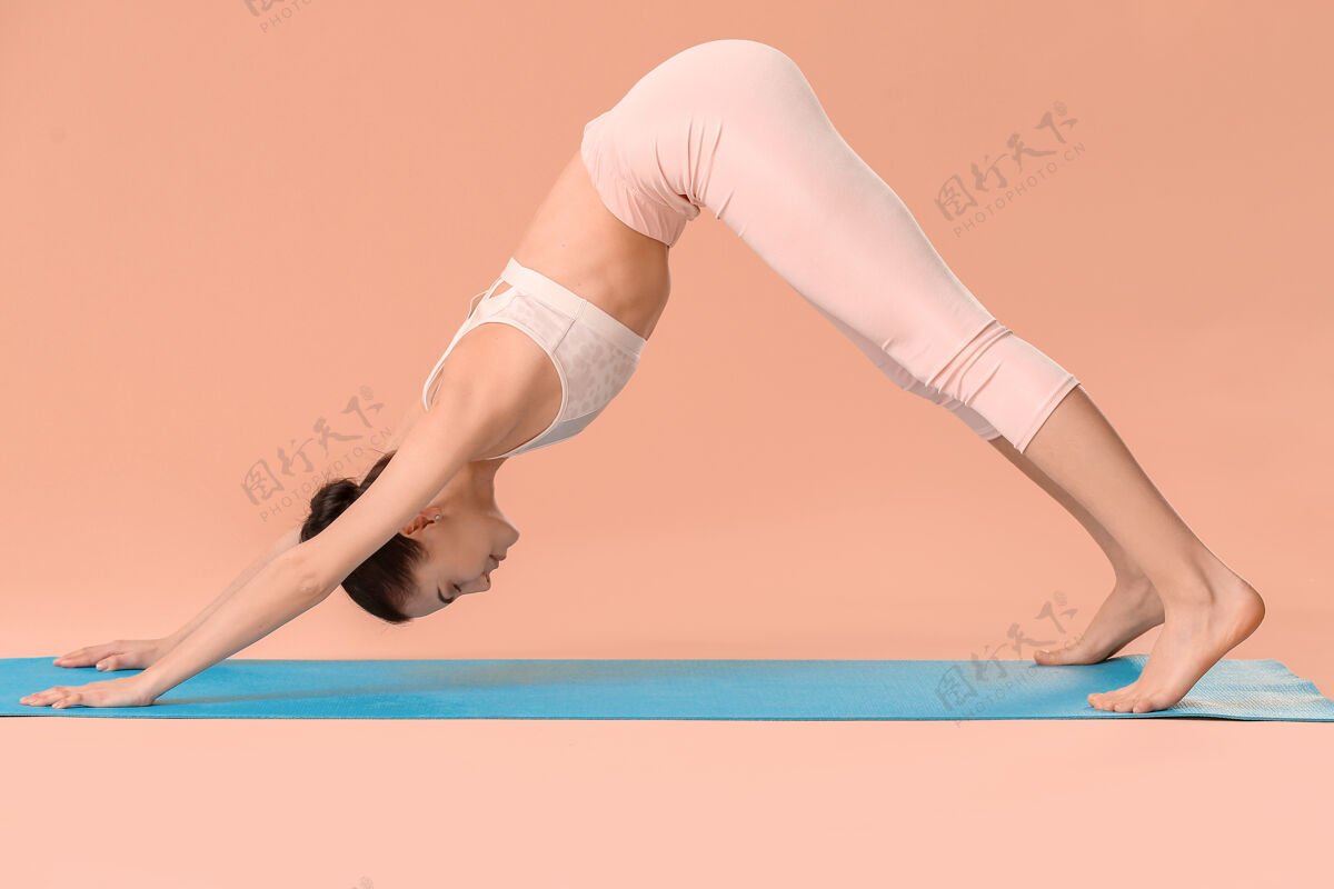 阿什坦加年轻女子练彩色瑜伽健康年轻身体