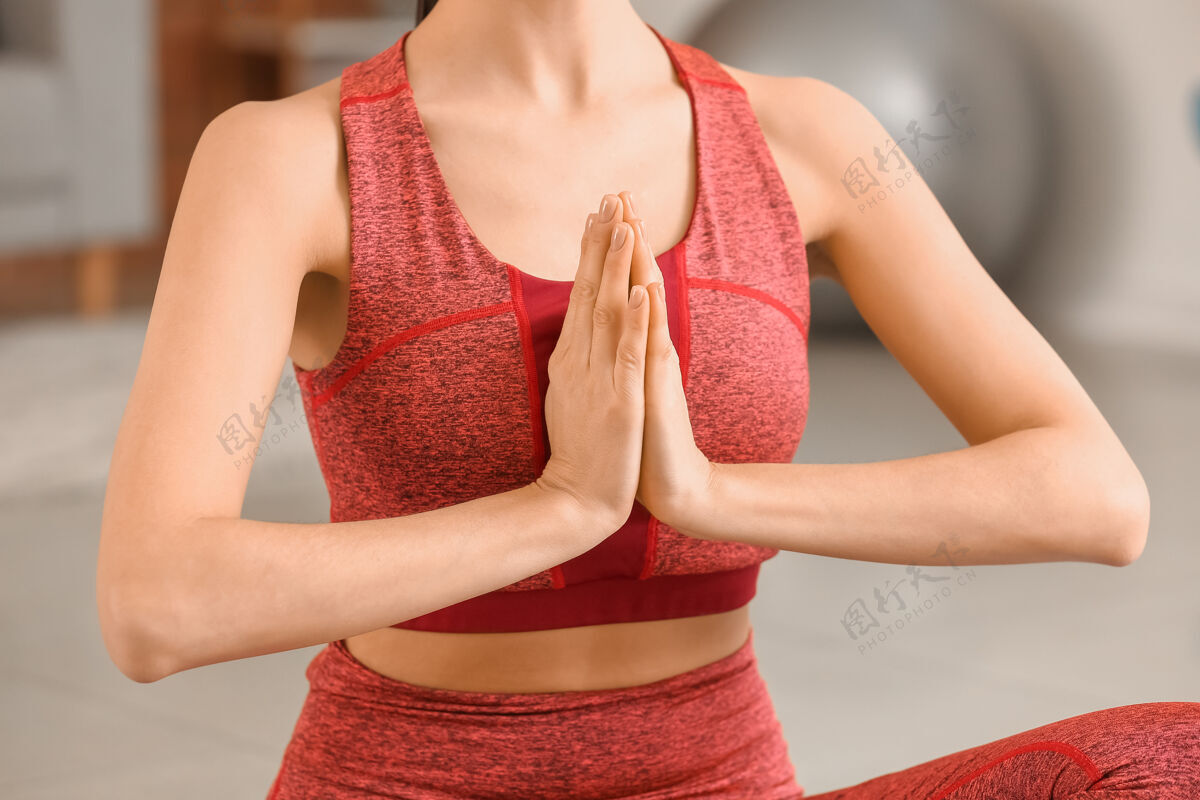手运动型年轻女子在家练习瑜伽爱好成人体位