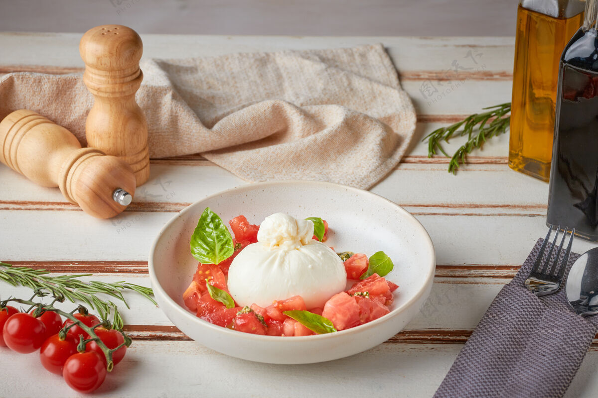 健康西红柿沙拉 木白色食物沙拉意大利