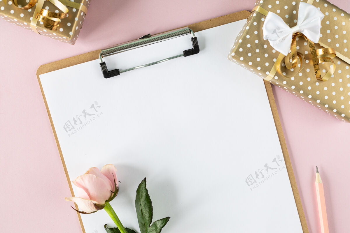 房子剪贴簿上浅粉红色的表面与粉红色的玫瑰和礼品盒玫瑰剪贴板自然