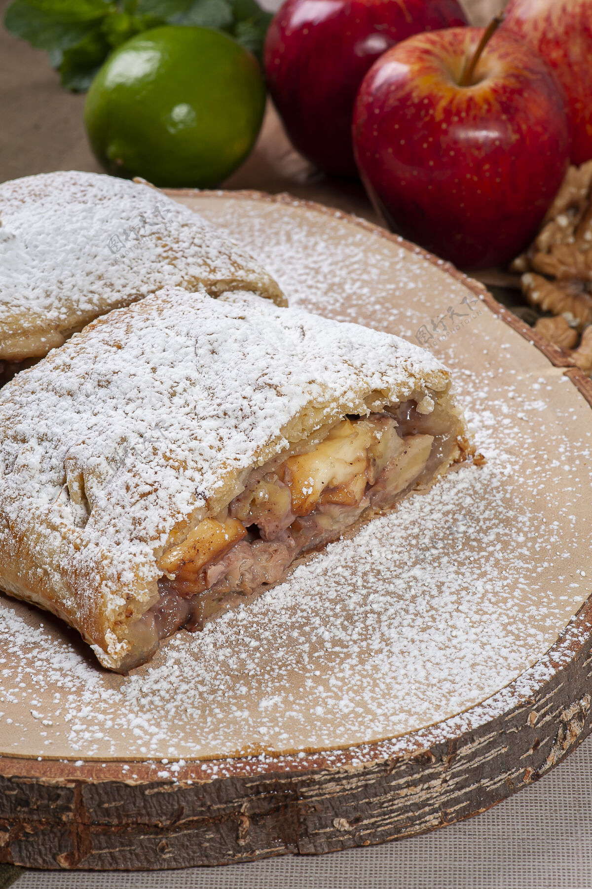 食物传统的坚果苹果馅饼餐桌冬天特写