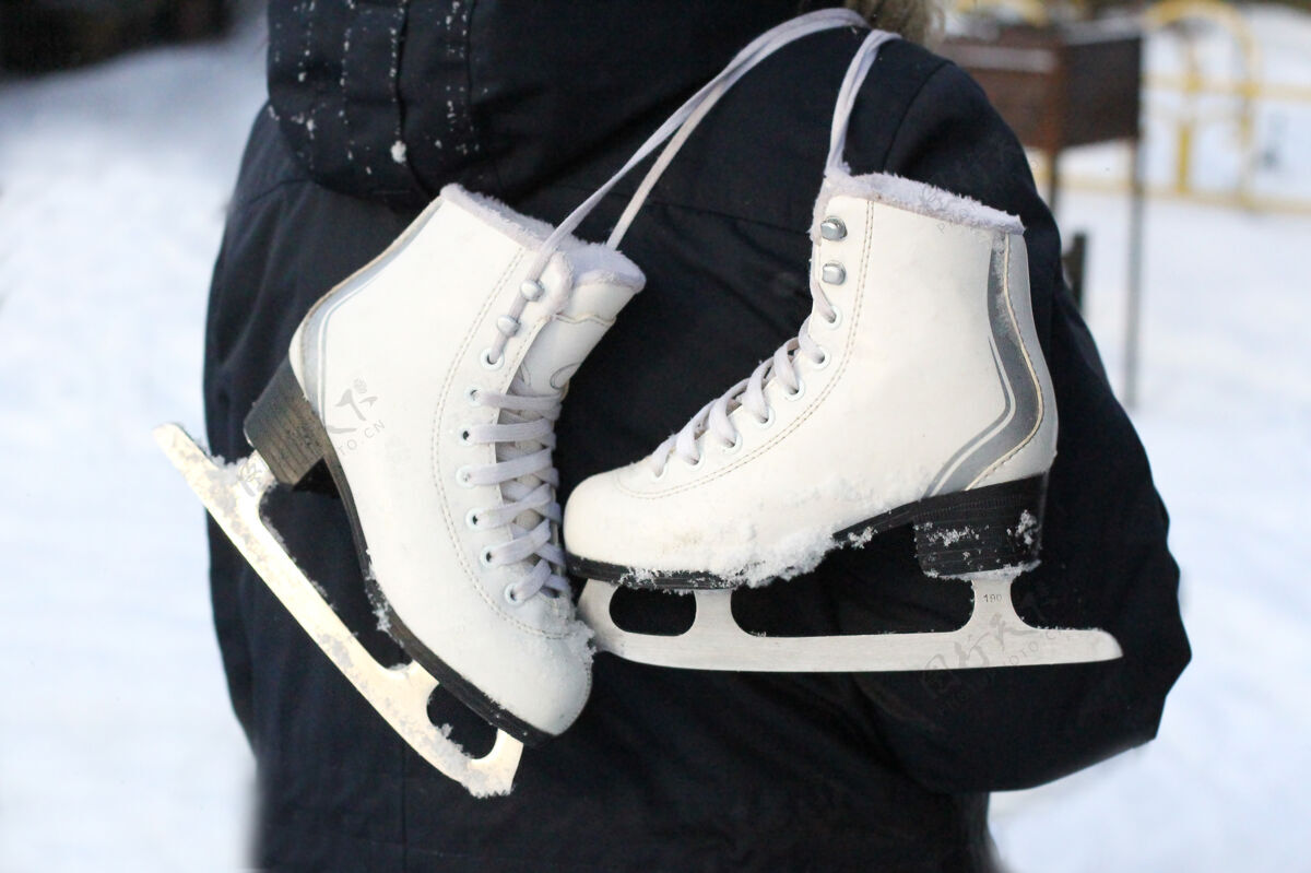 舞蹈一个青少年的床上的花样滑冰特写镜头路肩冰冬天和家人在户外滑冰皮革活动冰