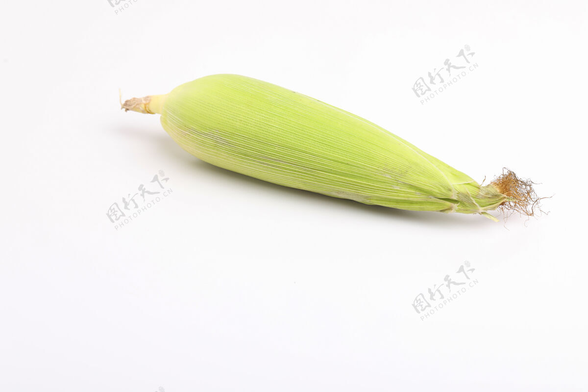 新鲜的玉米芯 白色表面有绿叶健康果穗膳食