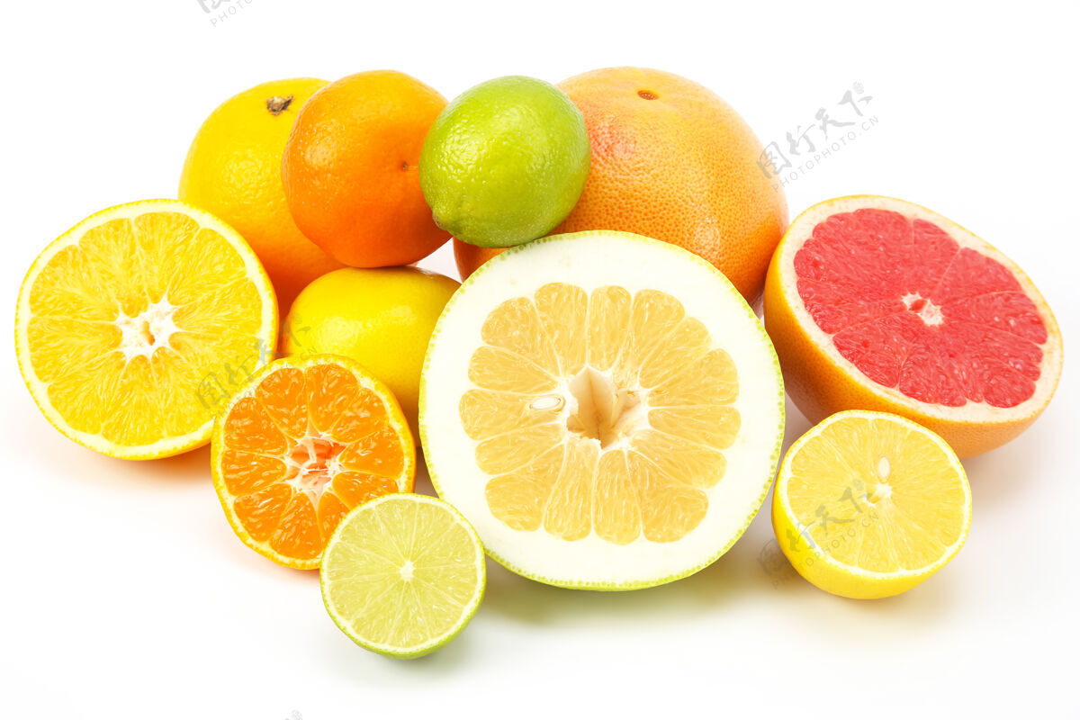 一半在白色背景上切块不同的柑橘类水果甜点甜味生的