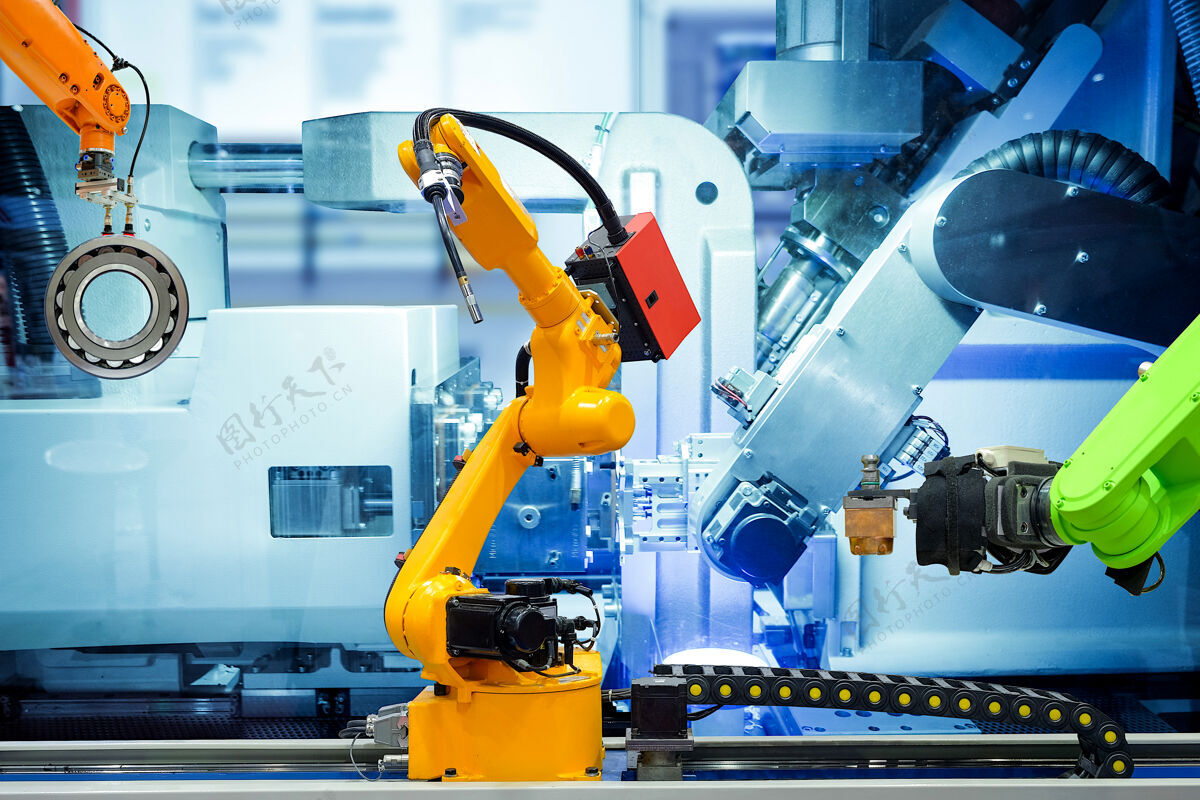 零件工业焊接机器人和夹持机器人在智能工厂的金属零件上工作 在机器的蓝色调墙壁上工作仪器铁未来