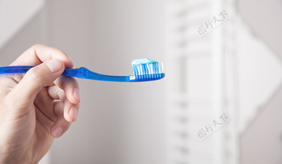 早上男厕所里拿着牙刷卫生清洁清洗