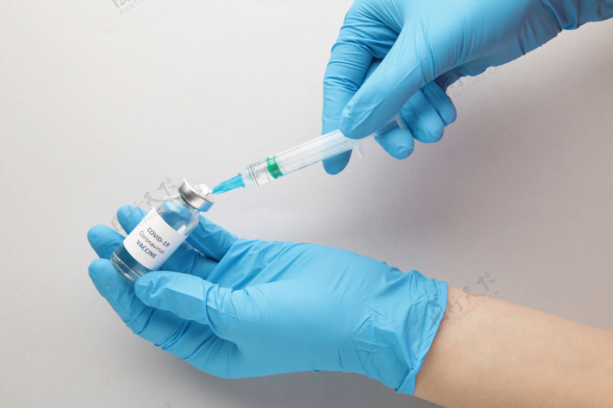 免疫研究人员戴着手套 手里拿着疫苗瓶和注射器药房研究注射