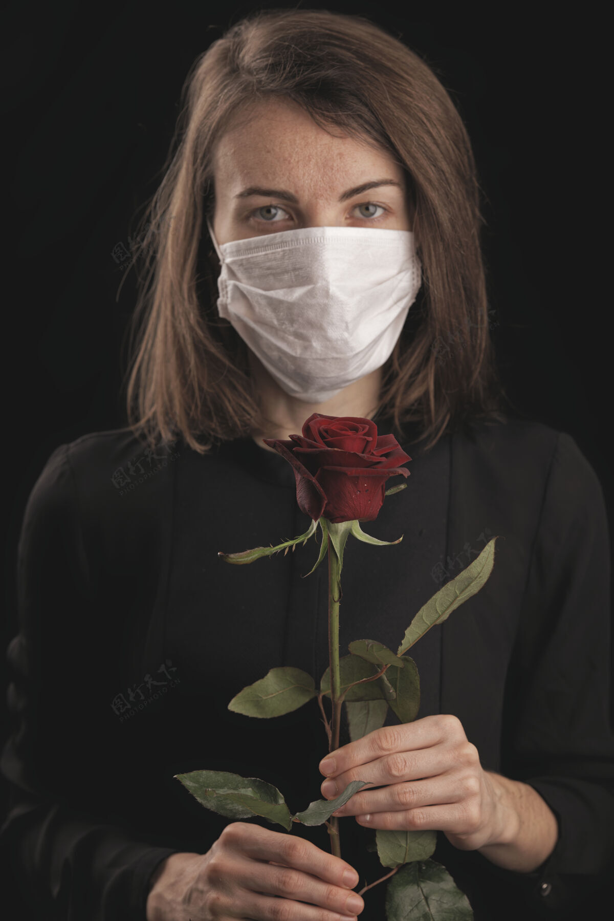 人戴冠状病毒的女人面具漂亮红玫瑰流行烟道人