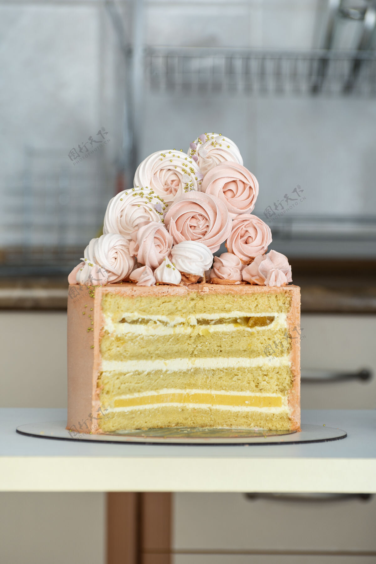 生日蛋糕用海绵蛋糕加香草和水果做成的蛋糕馅料.蛋白酥皮蛋糕装饰棉花糖灯光自制
