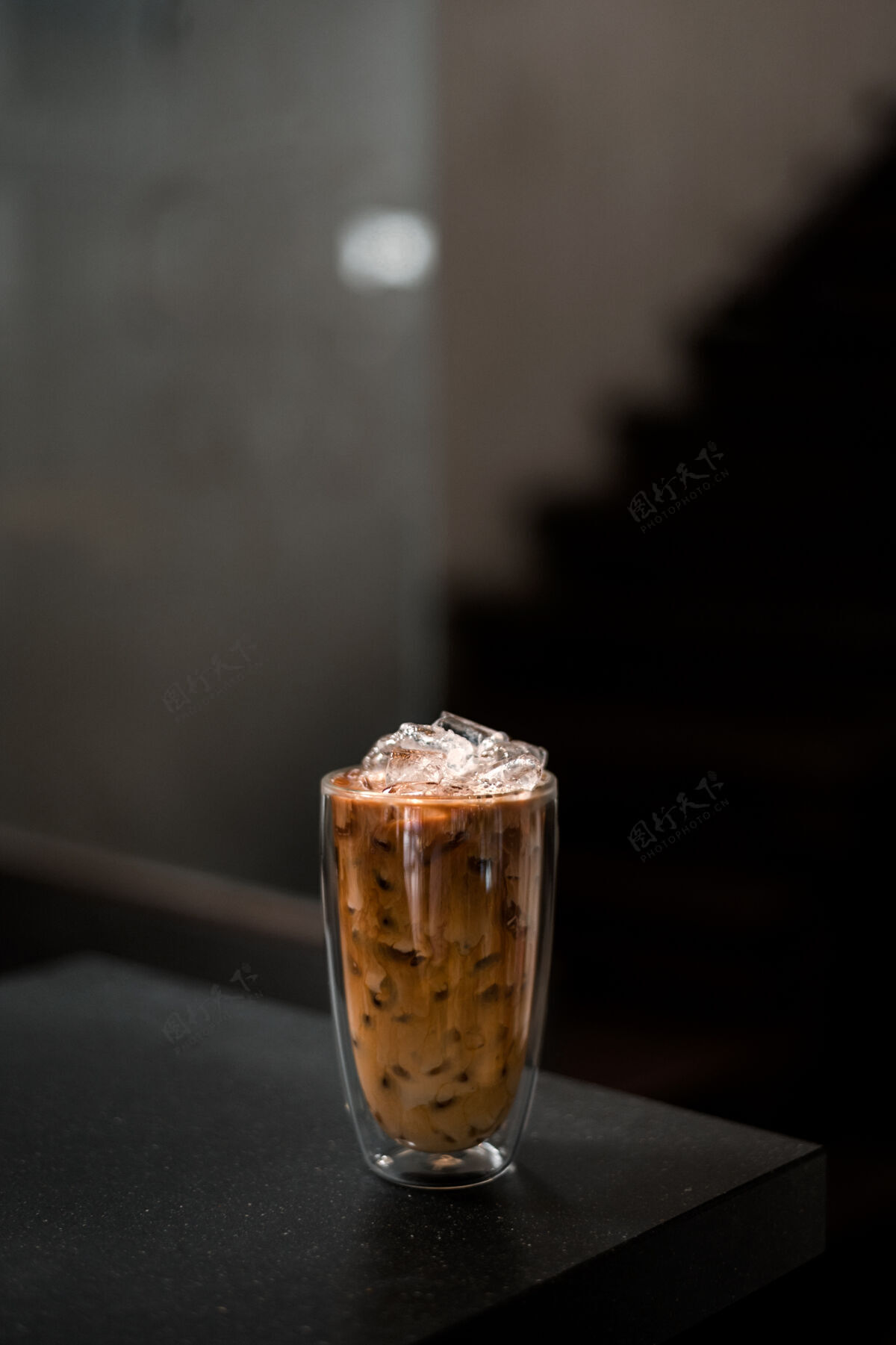 冰沙桌上有一杯牛奶咖啡糖饮料冰