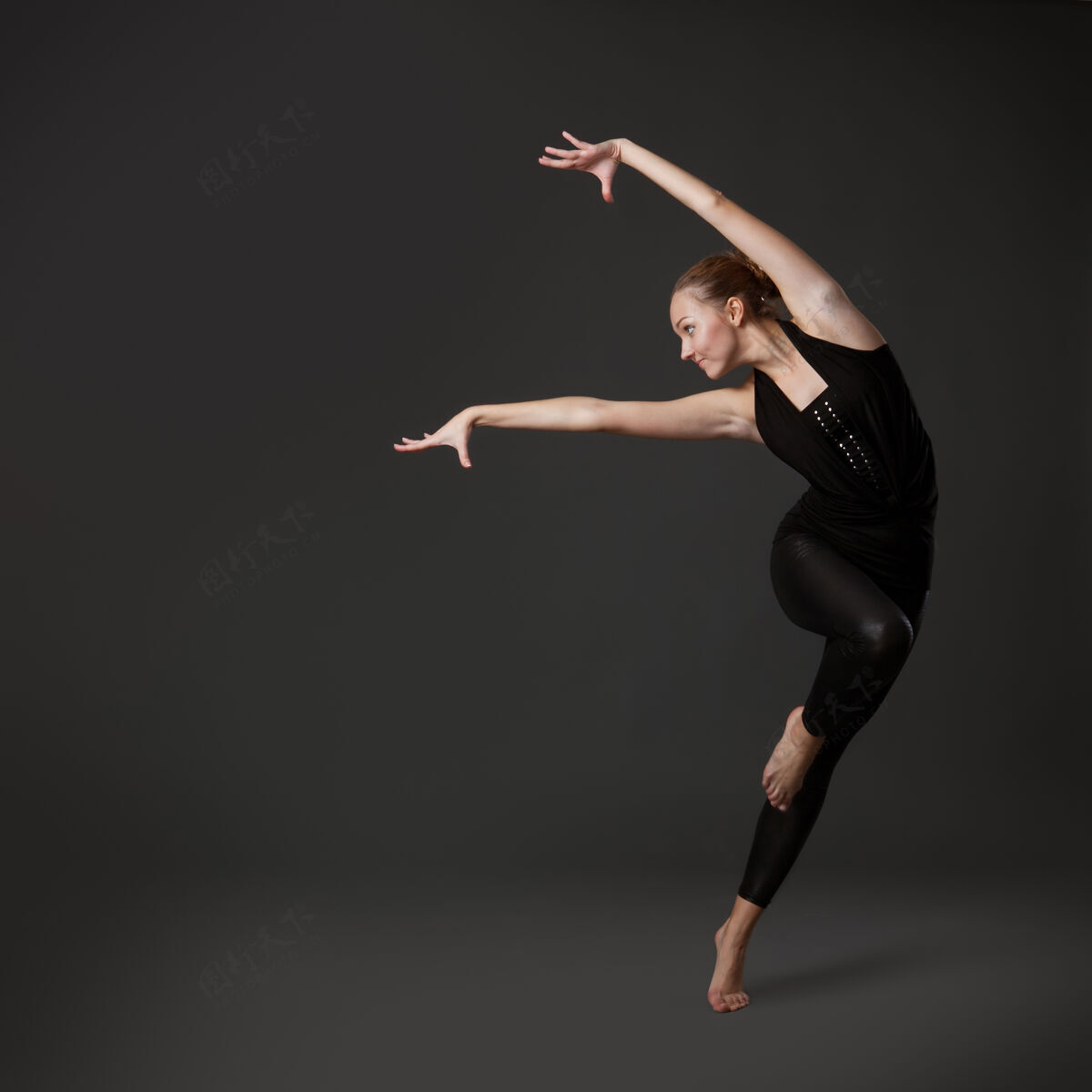 动作迷人的年轻女子跳舞平衡健美操优雅
