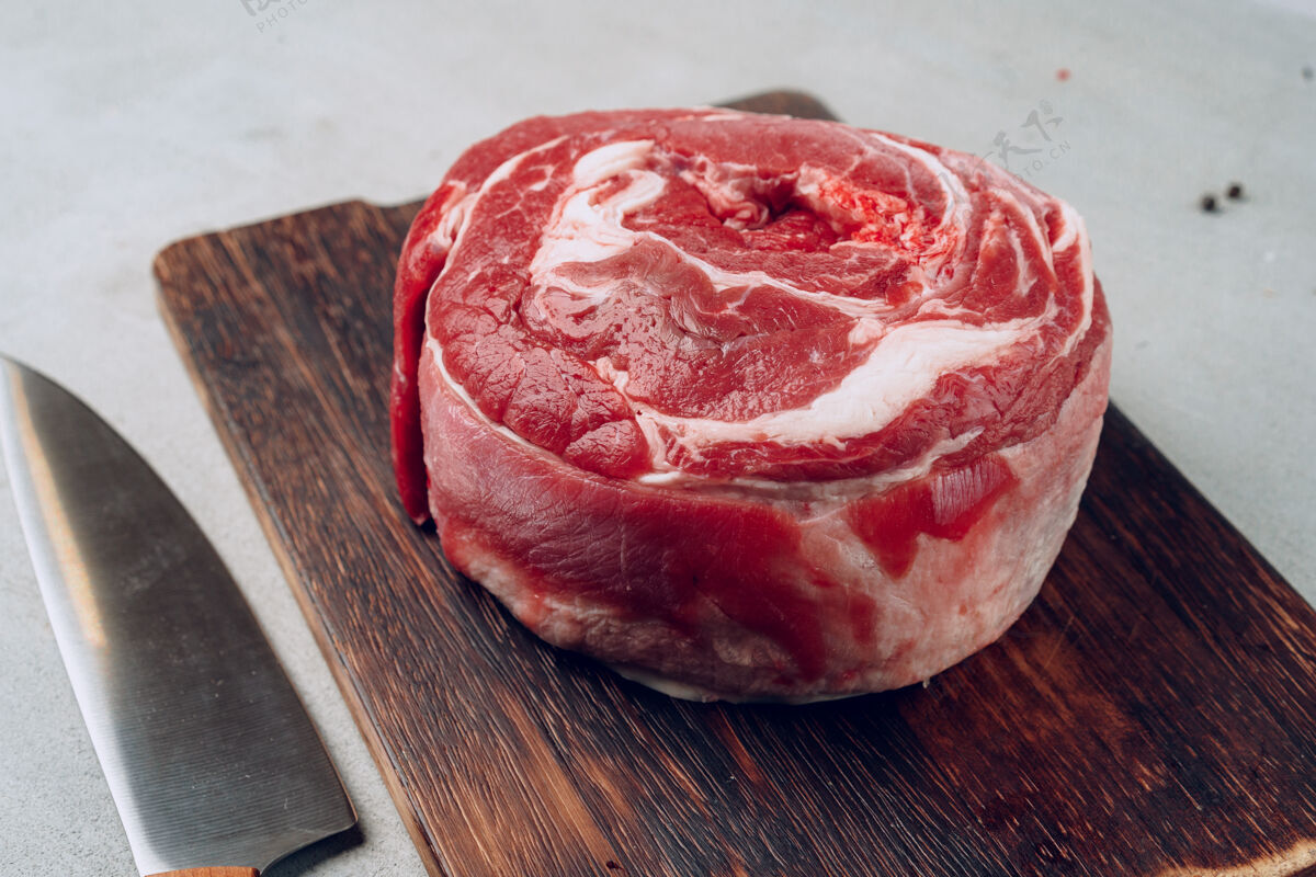 切生牛肉片放在木板上特写中段餐桌肉