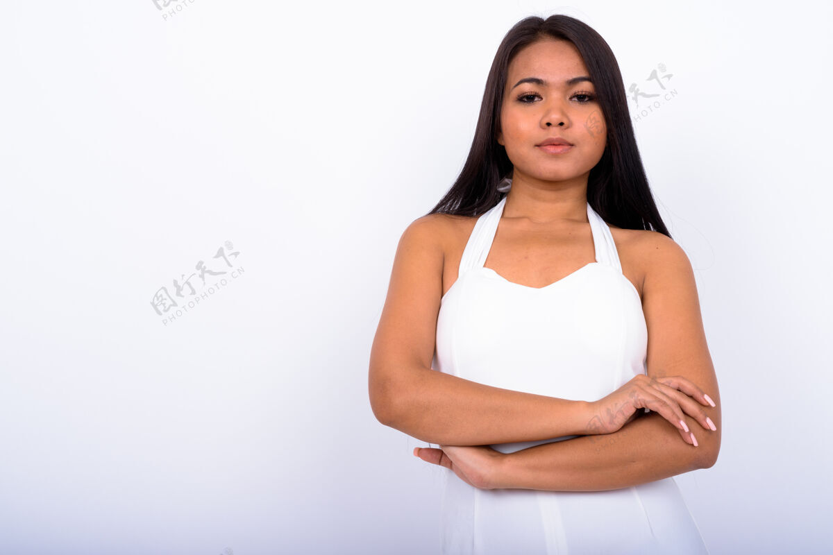 东南年轻的亚洲女商人反对空白亚洲人衬衫交叉