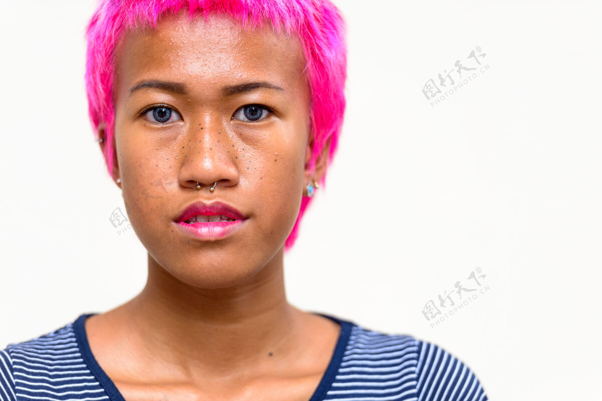 发型年轻叛逆的亚洲女人的肖像 粉色的头发映衬着白色的空间鼻环短裤女性