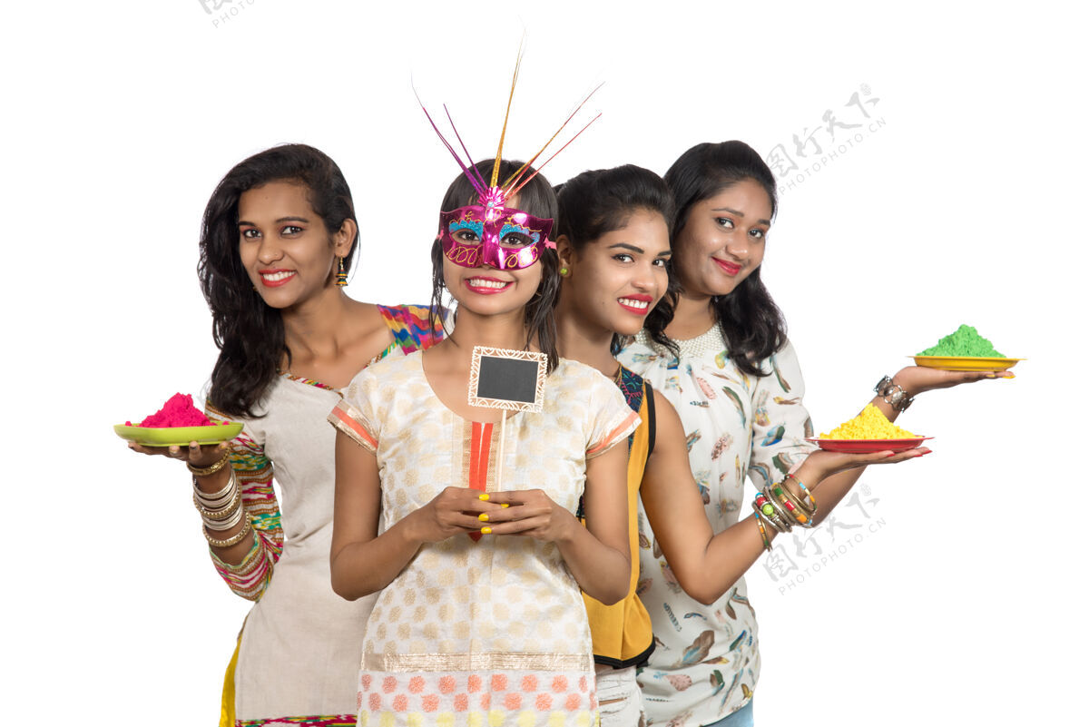 女性一群快乐的年轻女孩在胡里节上用五颜六色的粉玩得很开心多彩节日美丽