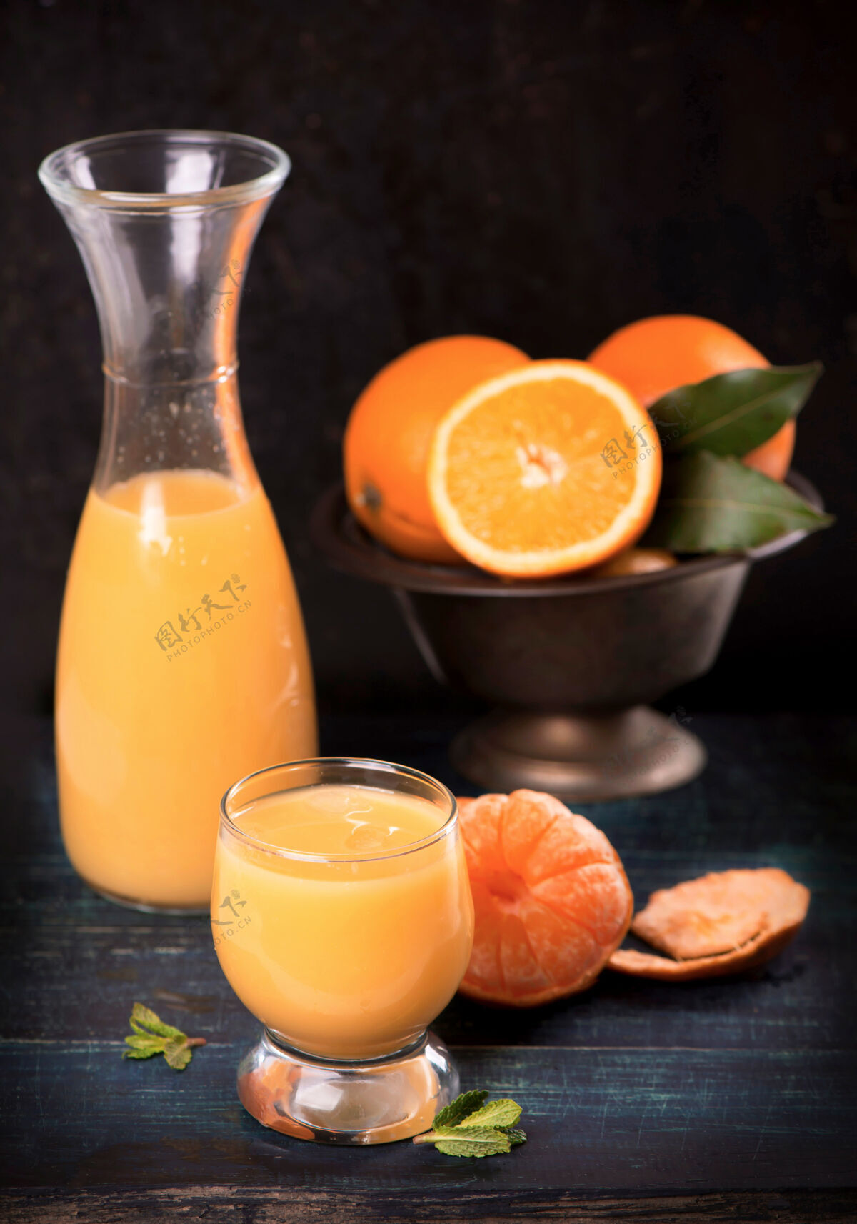 静止一杯鲜橙汁和新鲜水果放在木桌上果汁市场挤压