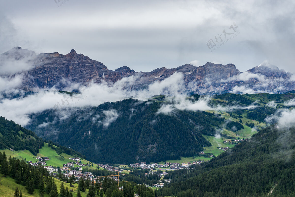 阿尔卑斯山阿尔卑斯山的山景 意大利巴迪亚的科瓦拉风景风景山