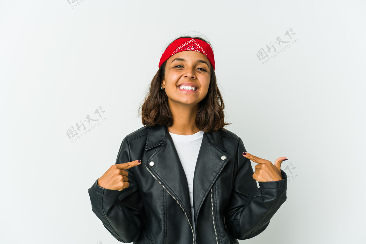 拒绝年轻的拉丁摇滚女站着 伸出的手显示停止标志 阻止你问题拉丁语摇滚