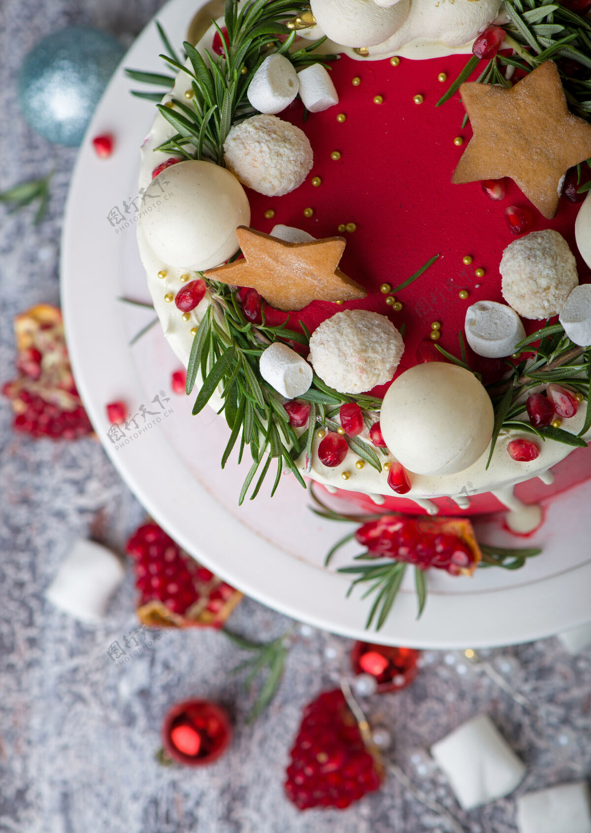 水果蛋糕圣诞节或新年装饰蛋糕奶油奶酪霜和小红莓 选择性的重点冬天坚果蔓越莓