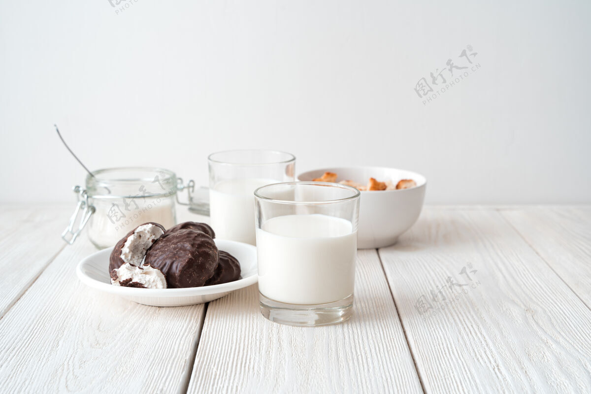 饮料鲜奶 棉花糖和面包片在白色背景上白葡萄酒自然光早餐