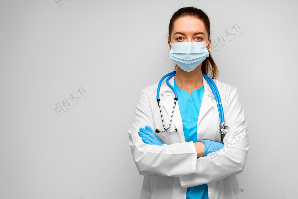 年轻人戴着医学面具的女医生站在灰色的画像上人护士医生