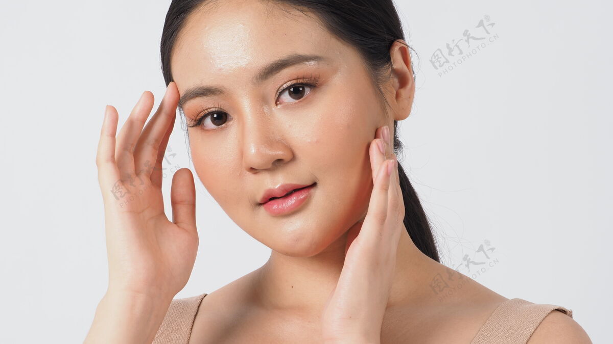 治疗美容护肤concept.young公司亚洲女性美容美脸化妆护肤化妆品 显示自然健康柔软 坚定和永恒的面部皮肤健康微笑亚洲