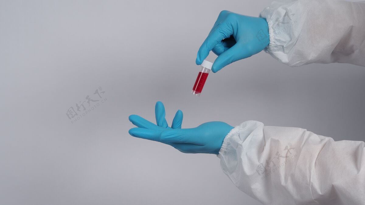 健康血圆管19测试医生手拿血样管在实验室进行分析技术员戴着医用手套拿着血样管进行研究化学实验室玻璃