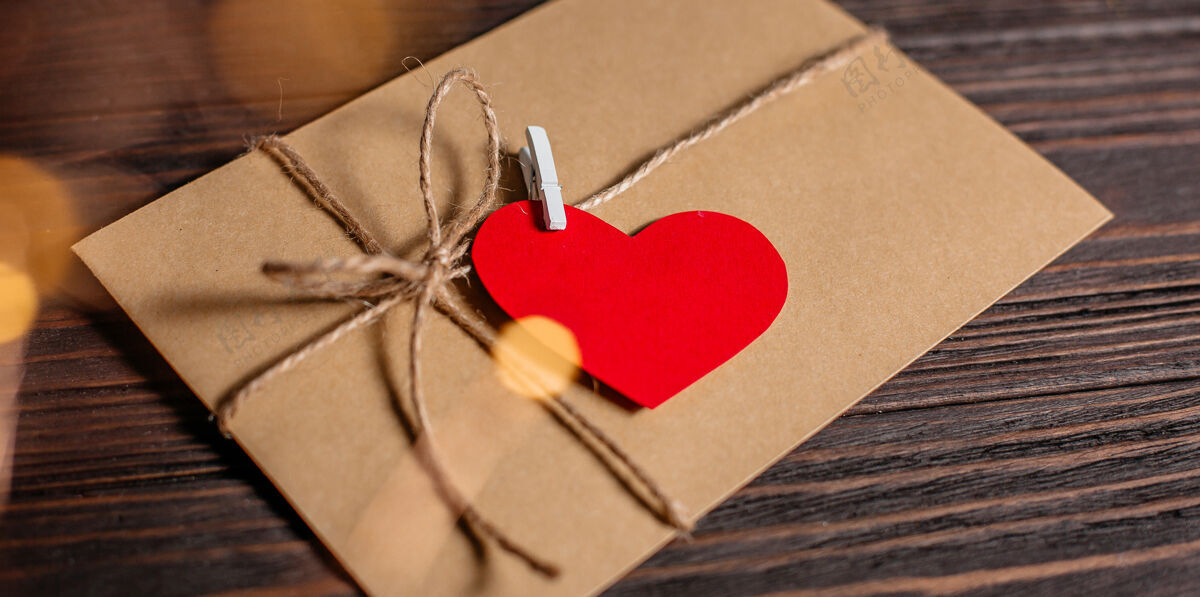桌子情书用一颗心 把爱情和情人的概念放在一张木桌上纸图书馆希望