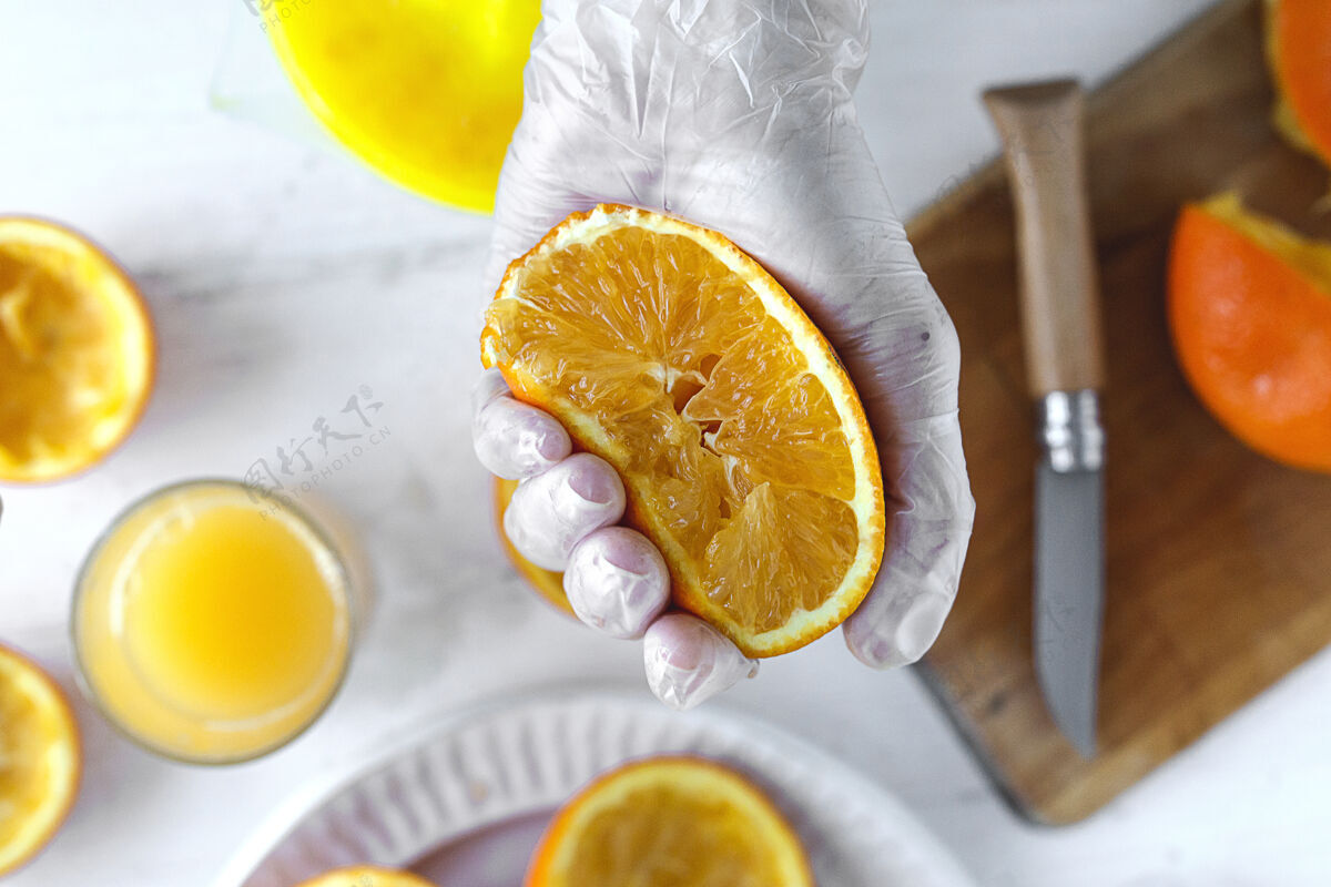 挤压在厨房里做新鲜的橙汁健康的喝酒素食主义者概念素食水果食品