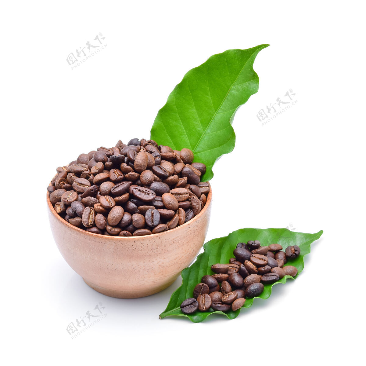 木材木碗上有咖啡豆和白咖啡叶碗配料浓缩咖啡