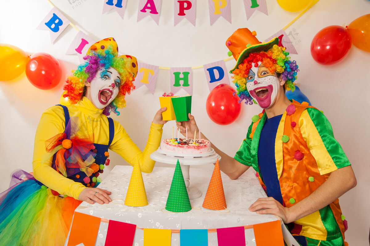 小丑化妆派对上搞笑的情感小丑不能分享蛋糕礼物蜡烛情感