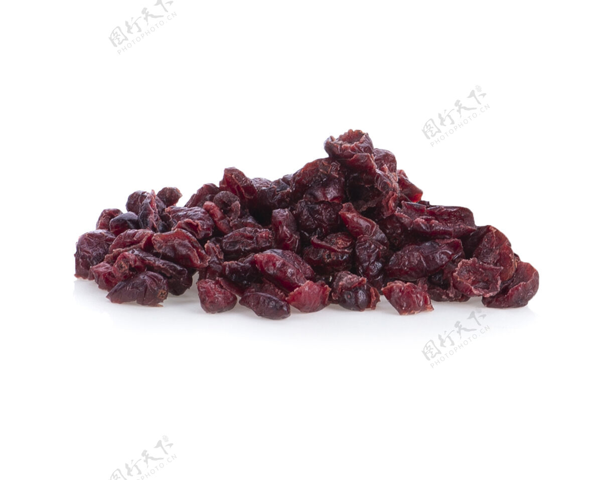 浆果干蔓越莓水果隔离在白色表面零食素食蔓越莓