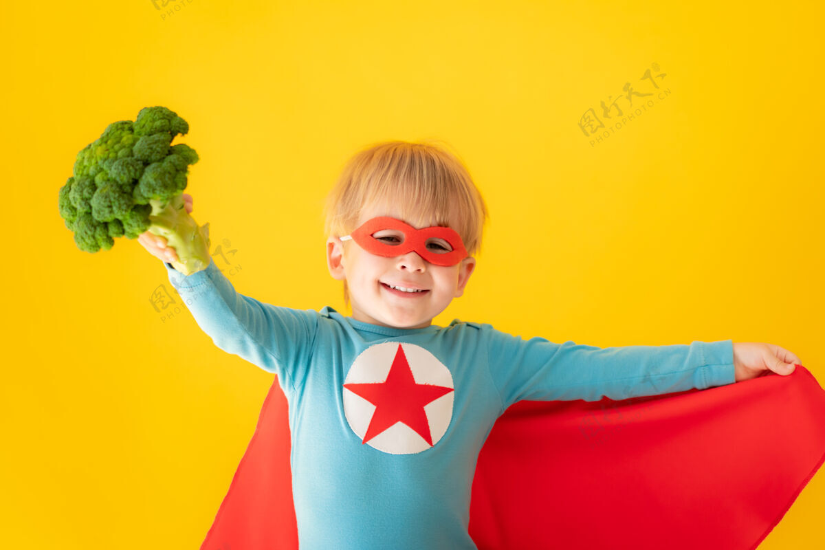 素食超级英雄小孩拿着花椰菜蔬菜游戏超级英雄