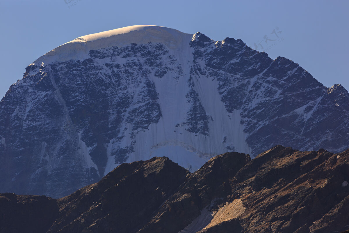 山峰在北高加索的东古佐伦山顶有雪和冰川岩石雪自然